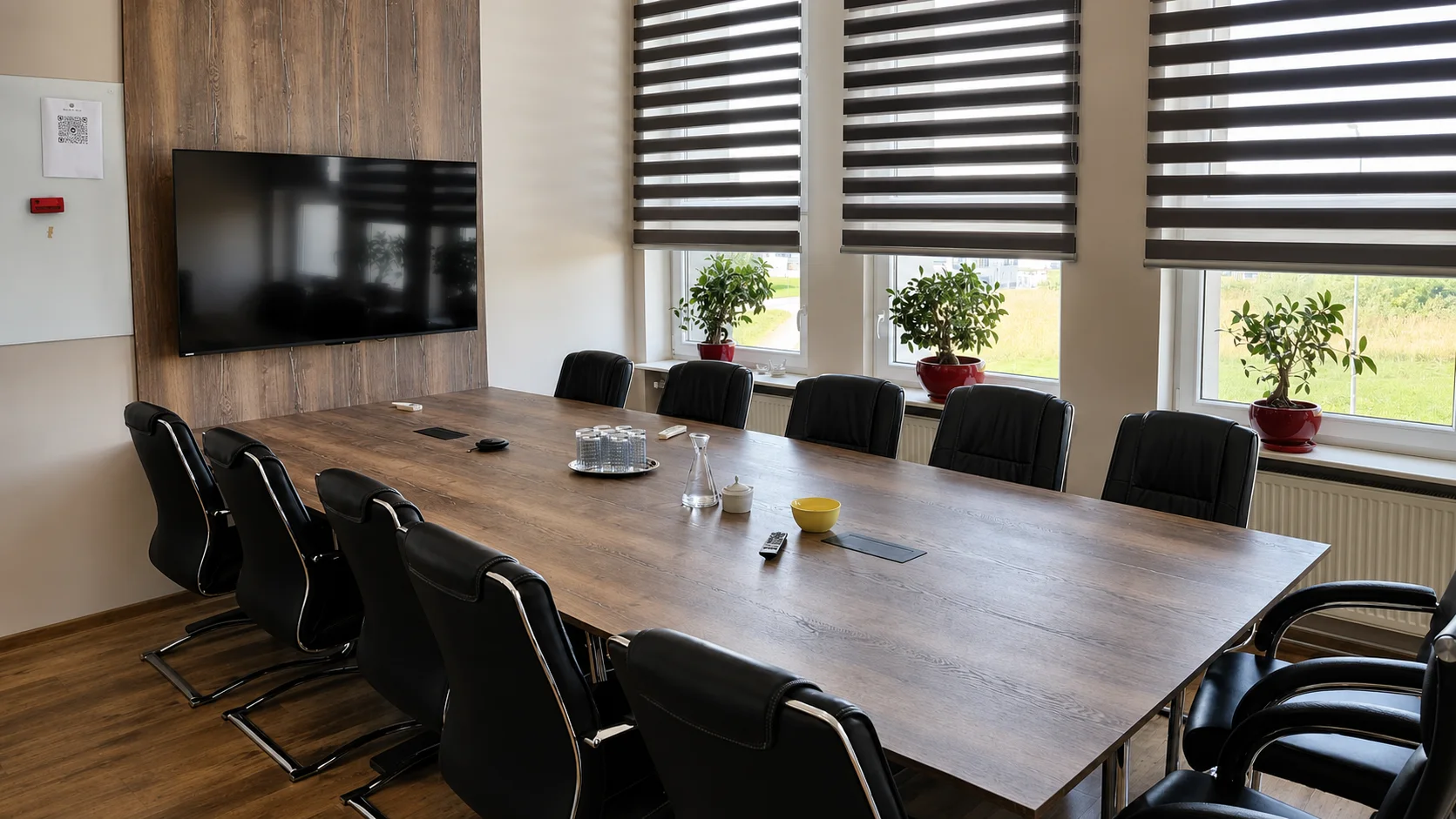 Sala konferencyjna z dużym stołem