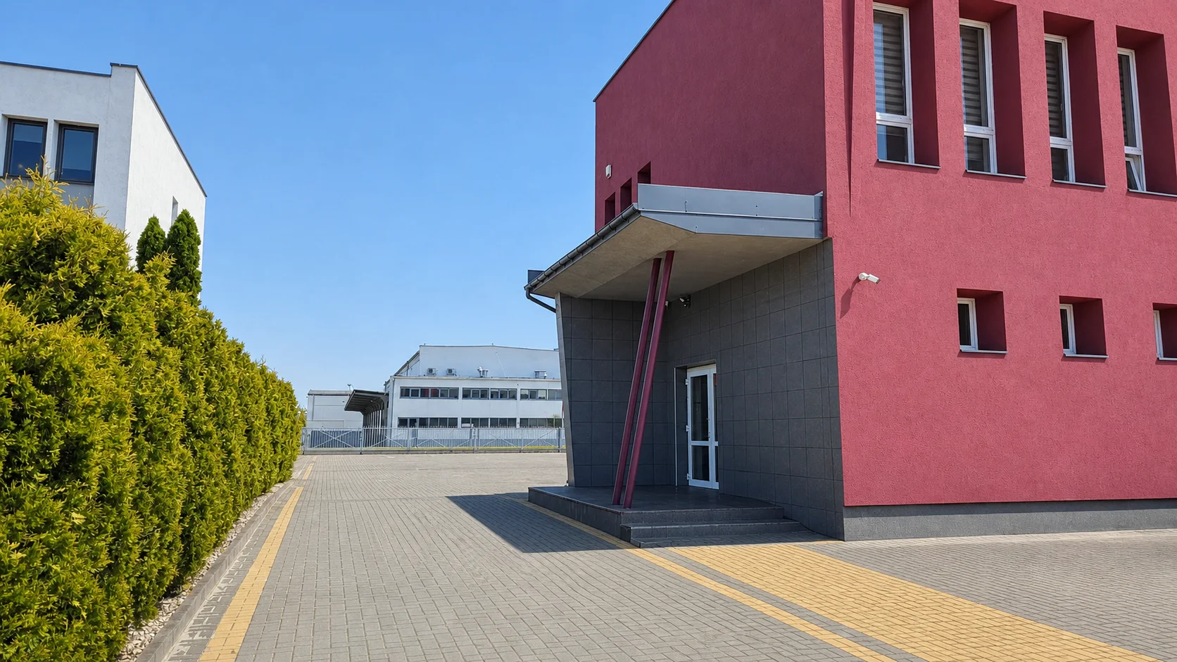 Utwardzony dojazd wzdłuż budynku MPark
