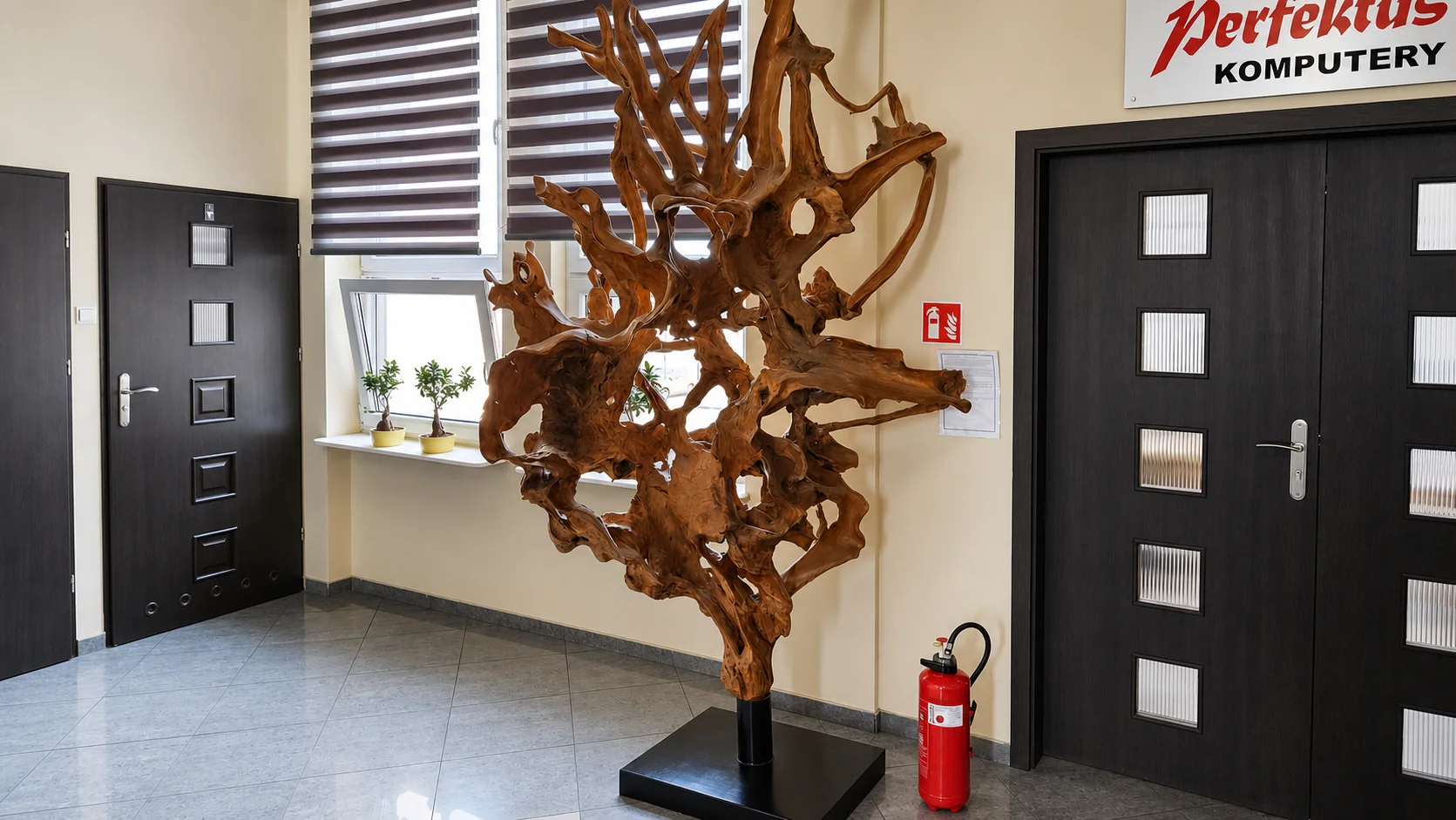 Reprezentacyjne lobby z drewnianą rzeźbą