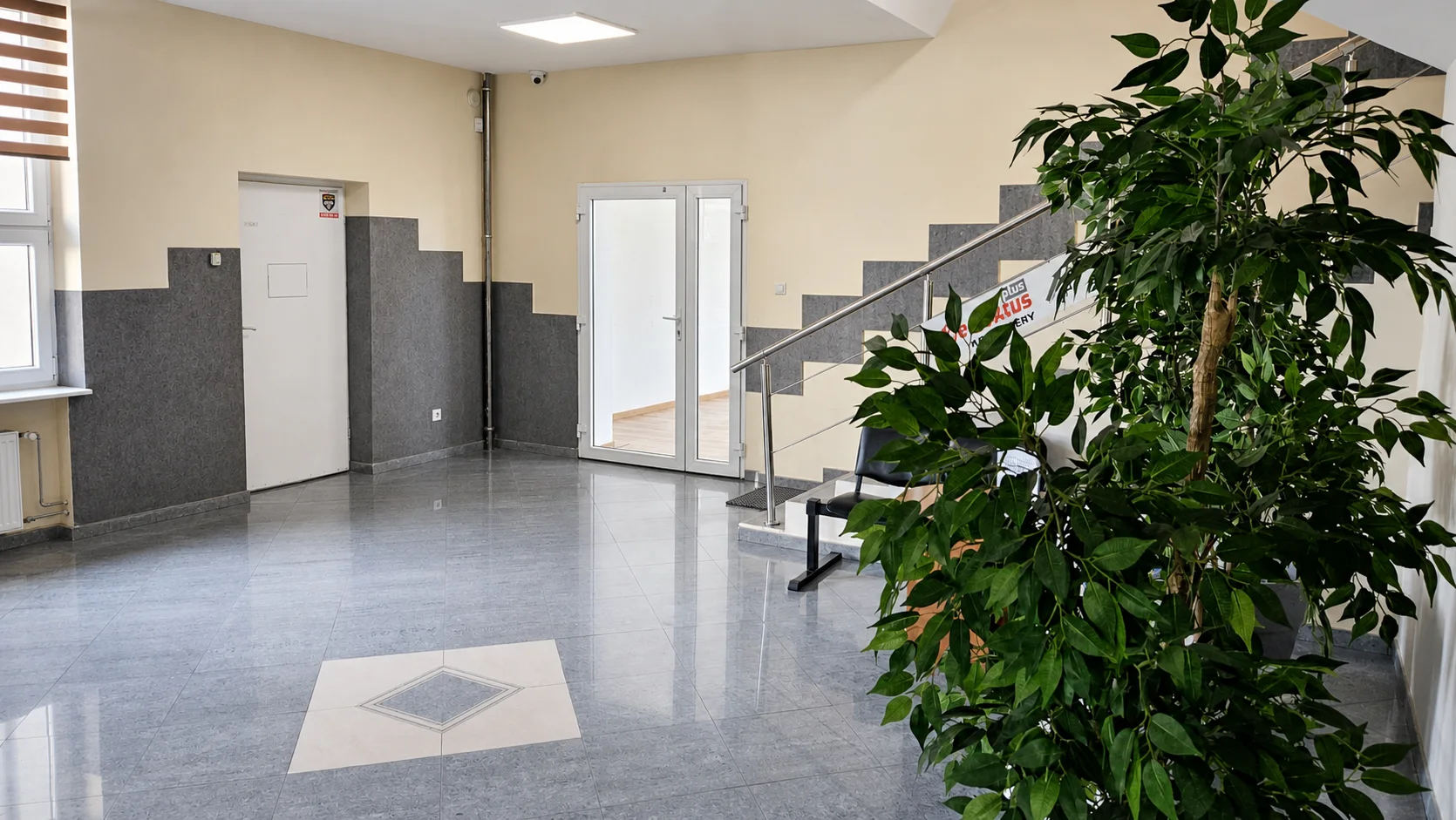 Jasne lobby na parterze MPark